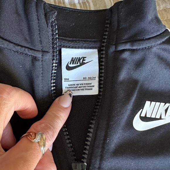 Baby Nike track suit 18-24 months- black - Picture 4 of 8